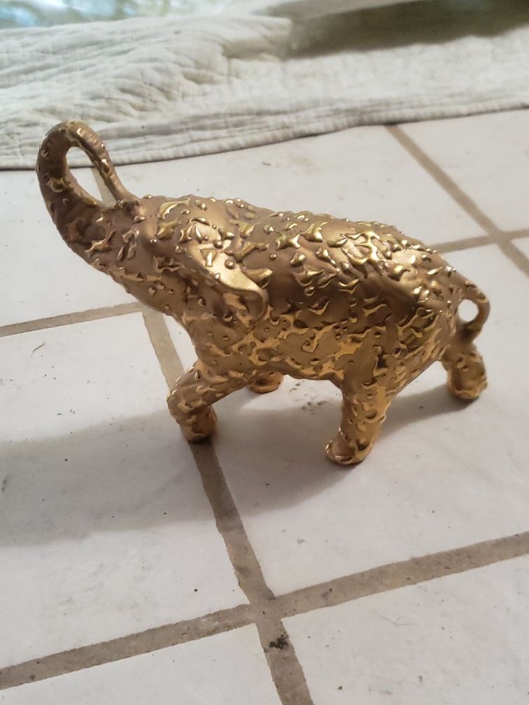 Going fast Porcelain elephant from Africa