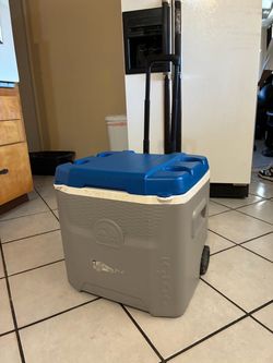 Igloo 52 QT Ice Chest w cupholders