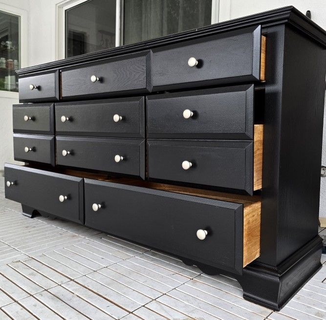 Gorgeous Solid Oak Wood Dresser!!
