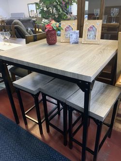 Table W 4 Chairs