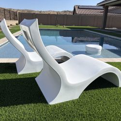 Pool Ledge Loungers And Side Table