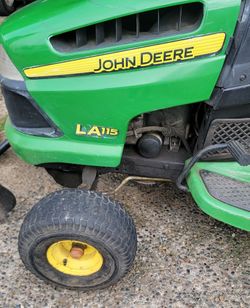 John Deere LA115 lawn tractor