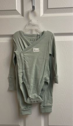 Brand new Baby Sage 2 piece set size 9-12 months