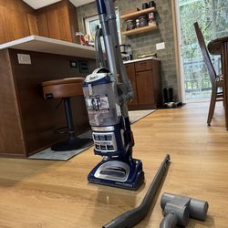 Shark Navigator Lift-Away Deluxe Upright Vacuum