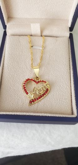 Cadena y dije de corazon con zirconia y letras Mom de oro laminado