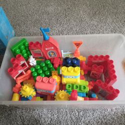 DUPLO Legos. 210 PIECE'S 