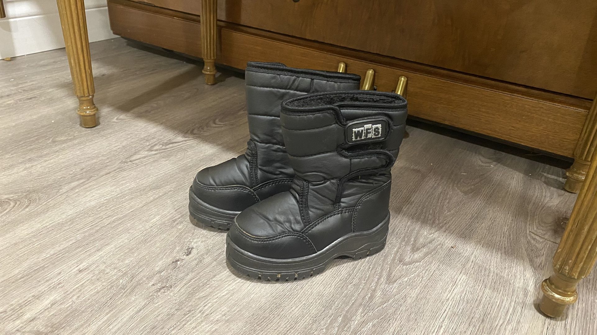 Kids snow boots size 9