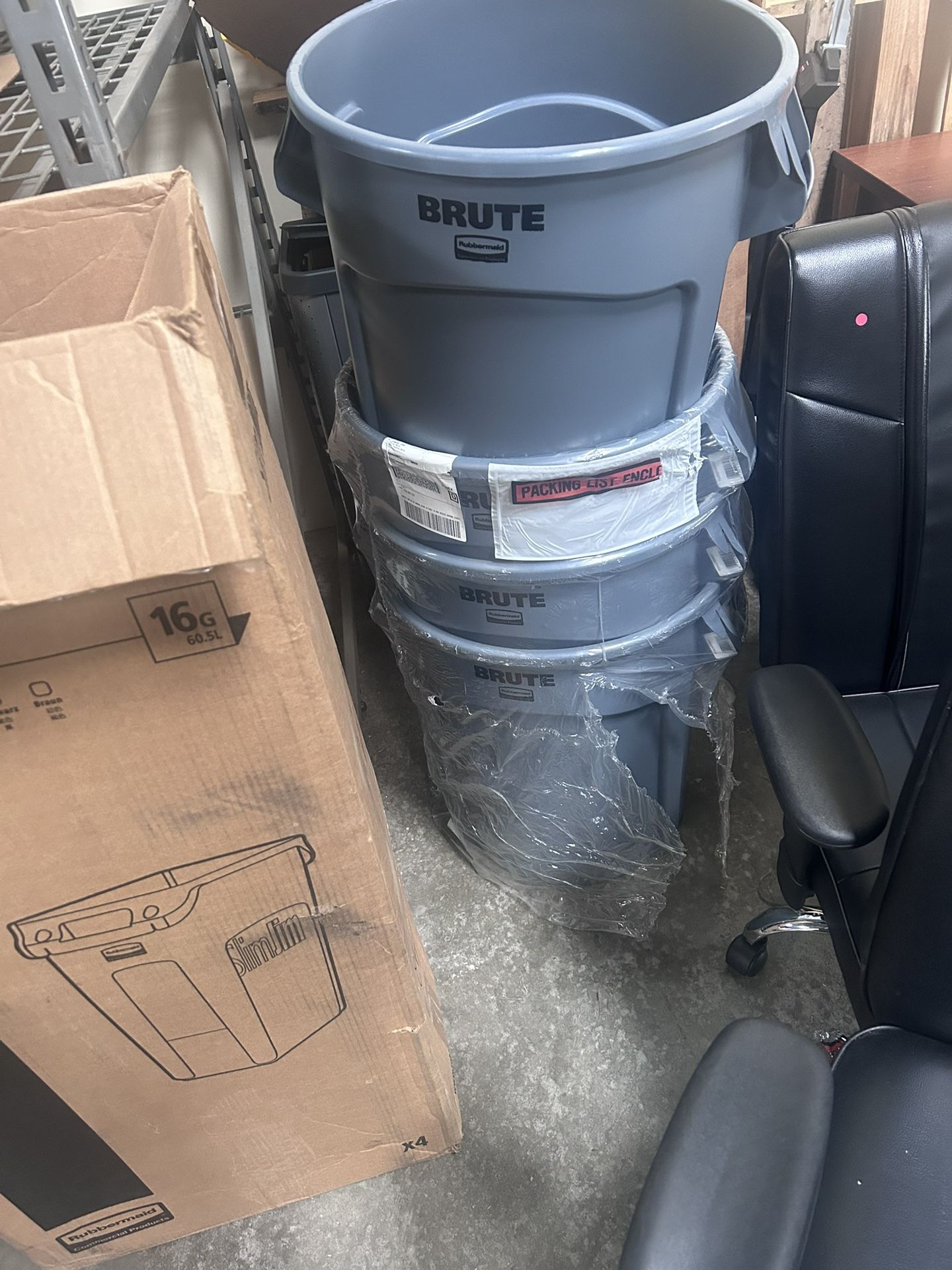 Brute 20 Gallon trash Container
