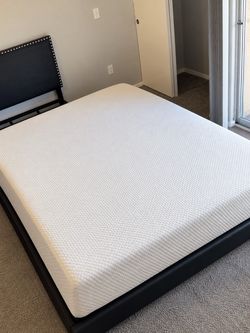 Queen bed mattress 12in with box springs