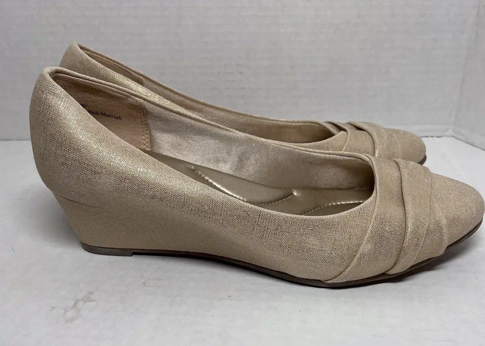 Coach and four shoes/ Wedges Gold Metallic Womens Size 8