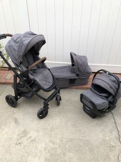 Graco Premier travel system, which includes a stroller, an infant car seat, and a carry cot