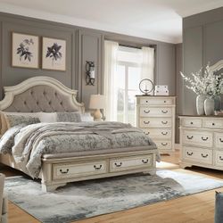 Realyn Storage Bedroom Set 