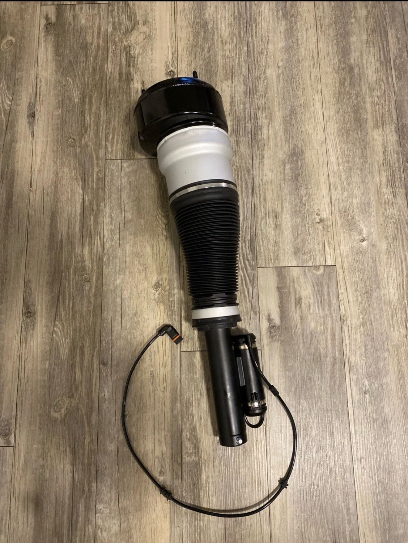 Front Air Suspension Shock Strut For Mercedes W221 S(contact info removed)913 Left / Right