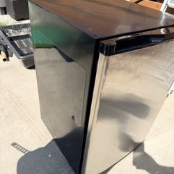 Magic Chef 3.0 Cu. Ft. Upright Freezer – Clean – Works Great