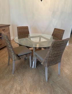 Beautiful, wicker dining room set with four chairs in excellent condition! 48” Round 29”H.