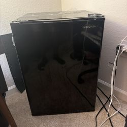 🧊 Mini Refrigerator – New/Open Box – Protective Wrap Still On