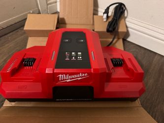 Milwaukee M18 Dual Bay Simultaneous Super Charger New