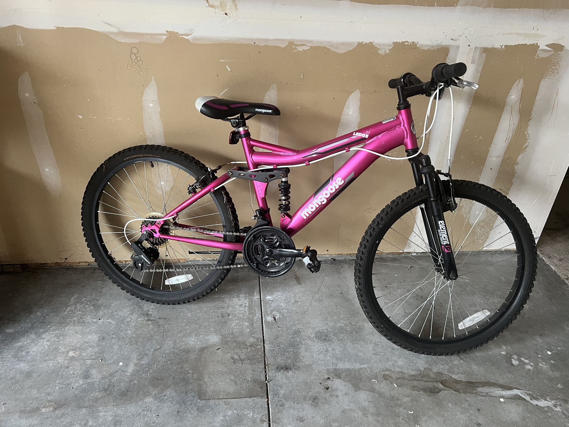 Mongoose Ledge 2.1 24 Inch Mountain Bike