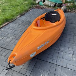 Sun dolphin kayak sit in 8 ft with paddle 