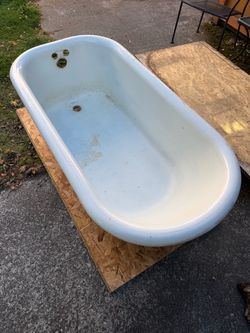 Claw foot cast iron tub