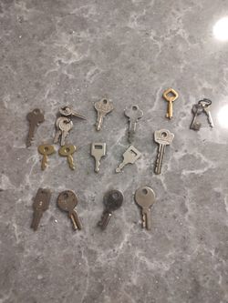 Assorted Small Keys (17)
