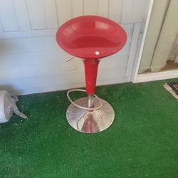 Bucket Chrome Ajustable Swivel Bar Stool.
