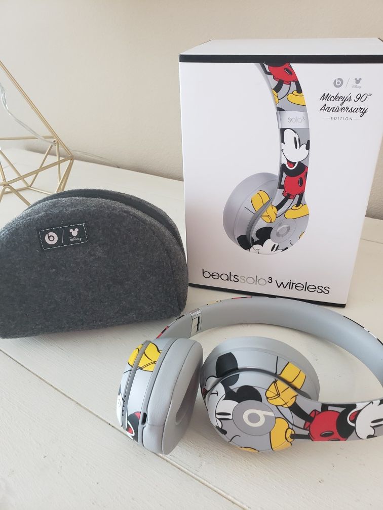 Beats Solo 3 Mickey's 90th Anniversary Edition