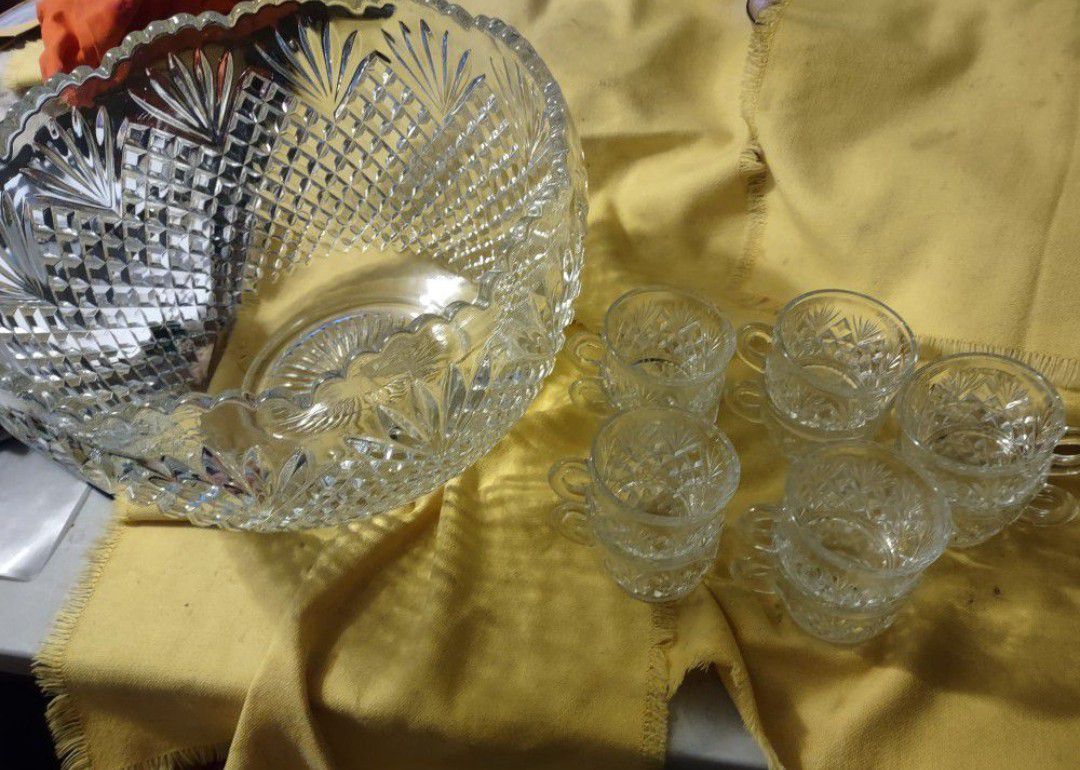 Very Heavy Vintage Collectible Punch Bowl Diamond Cut Etched With Glasses Read Full Description