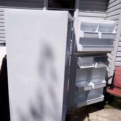 GE 22 Cubic Ft Refrigerator, With Ice Maker 