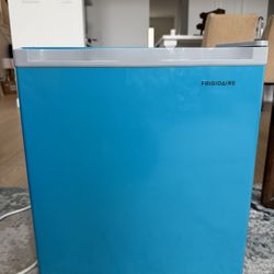 Frigidaire Retro Mini Refrigerator – 1.6 Cu Ft – Blue – Model EFR115-BLUE-COM