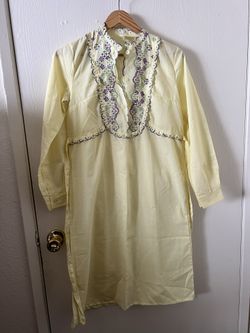 Vintage S/M Yellow “Lilys” Shanghai China Hand Embroidered Gown With Flower 
