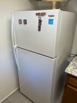 Whirlpool Top-Freezer Refrigerator White