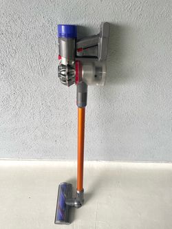 ** Dyson V8 Absolute vacuum **