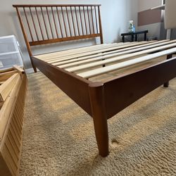 Zinus Queen bed Frame 