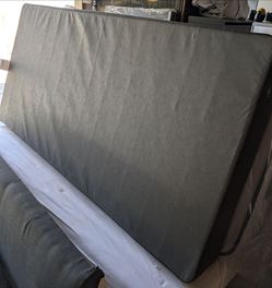 Twin size foundation / twin size box spring (2 available)