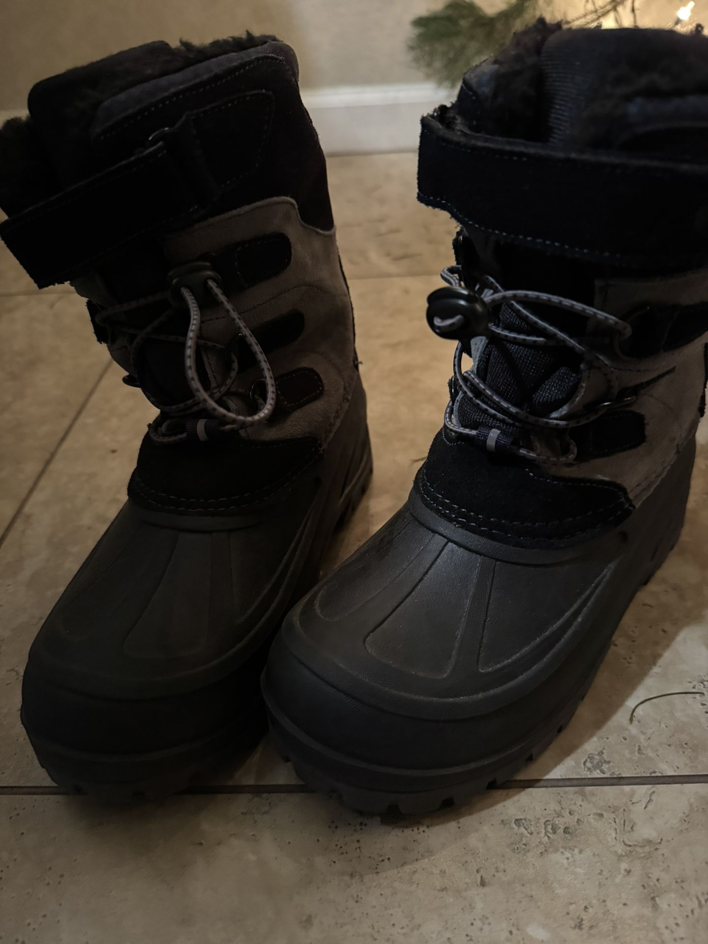 Winter snow boots-Kids Size 4