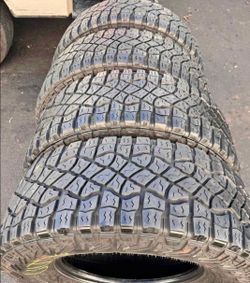 305 70 18 Goodyear tires Con 80% de Vida Las 4