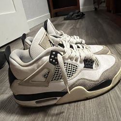 Jordon 4 retro military black . Size 8