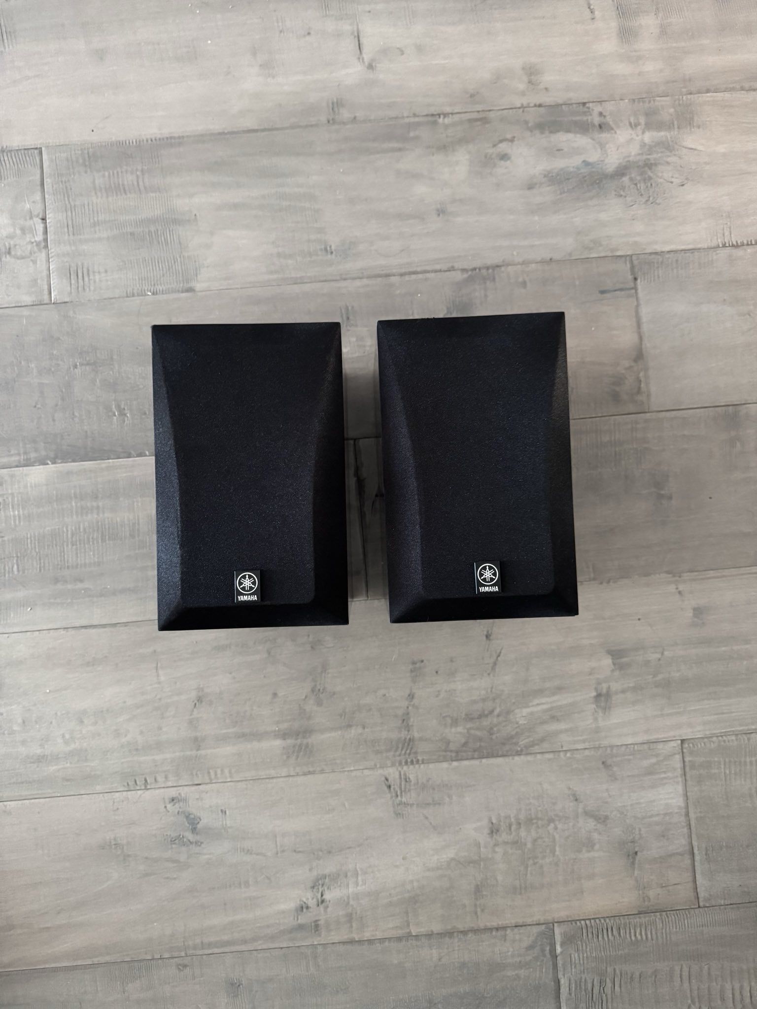 SET OF 2 BOOKSHELF SPEAKERS