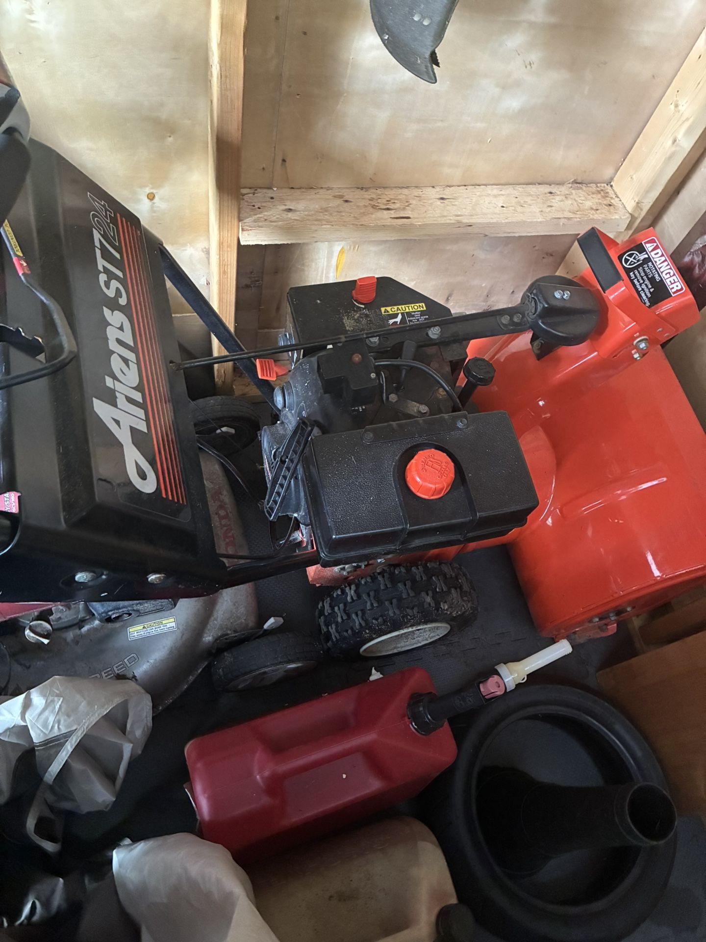 Ariens St724 Snowblower