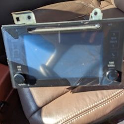 2016-2017 Toyota Sienna Display Screen CD Radio Receiver 86140-08040 OEM