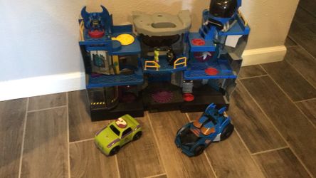 Batman toy cave w/ action figures