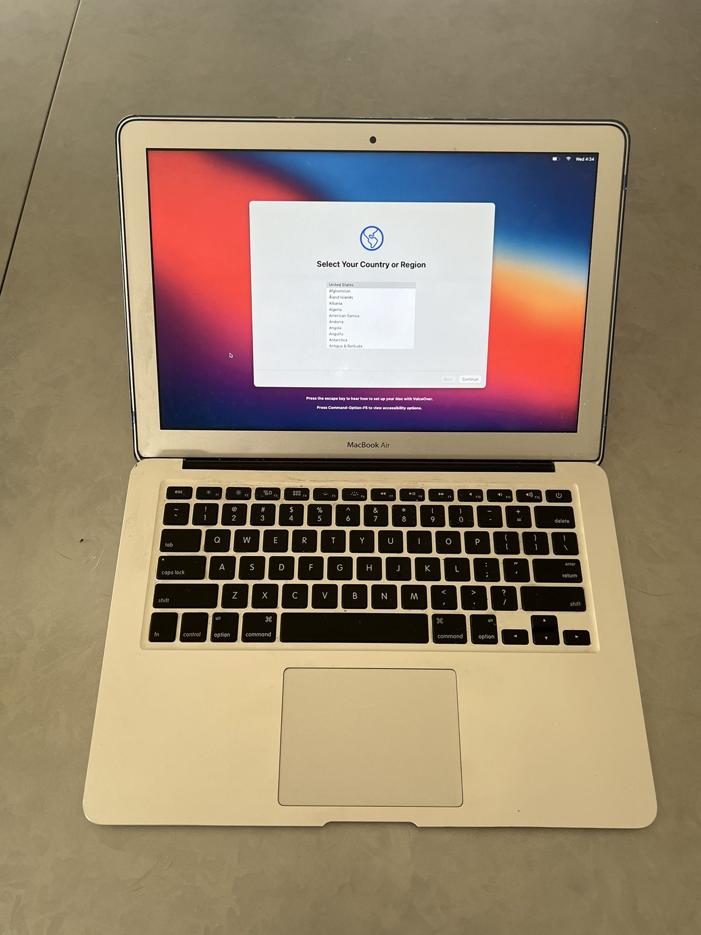 Macbook Air 2014 13” 256G w/ Box for Sale in Los Angeles, CA