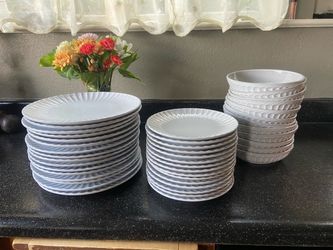 White Ceramic Dinnerware Set with Ribbed Edge