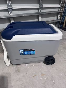 Igloo MaxCold 40 QT Rolling Cooler / Ice Chest – Wheels & Tow Handle