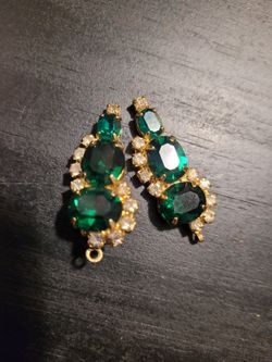 Vintage faux emerald earrings damaged
Missing back piece
