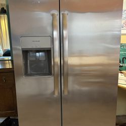 Frigidaire Refrigerator 