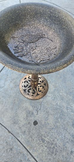Like New bird bath