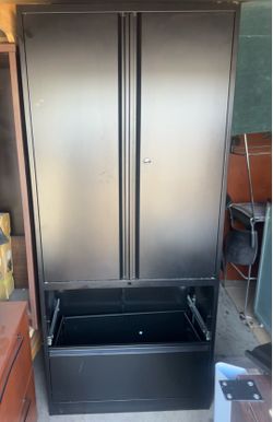 Metal storage cabinet 31.5x15..5x71 h