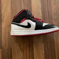 Air Jordan Mid red Black And White Size 5Y